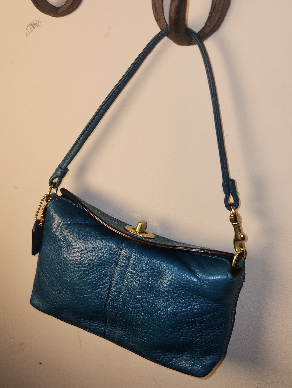 Coach Pebbled Leather Teal Blue Wristlet Clutch Pouch RARE Color Turnlock Gold - Picture 3 of 14